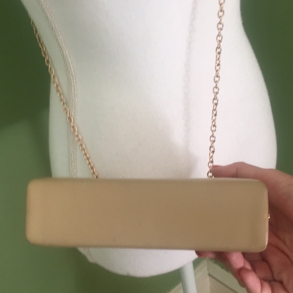 Tan hard case shoulder bag with gold accents - Picture 5 of 10